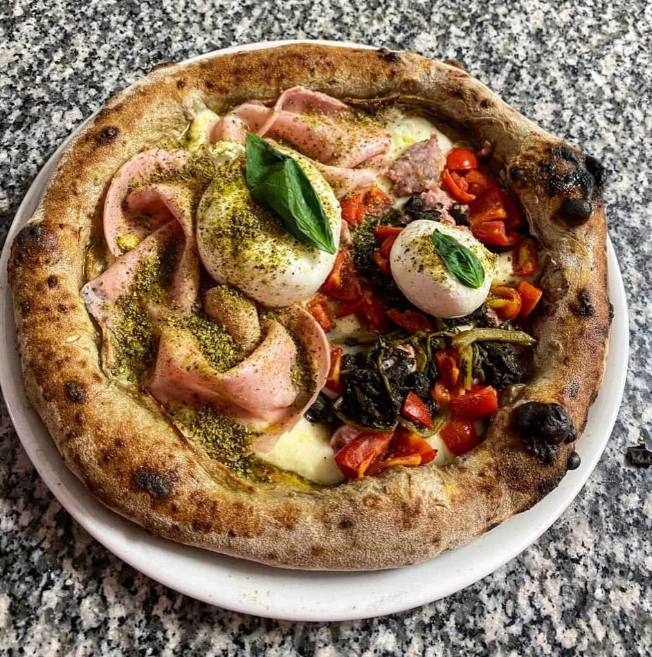 Pizza gourmet con mortadella, burrata, pomodorini e granella di pistacchio