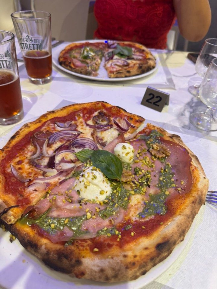 Pizza con mortadella, burrata, granella di pistacchio e noci