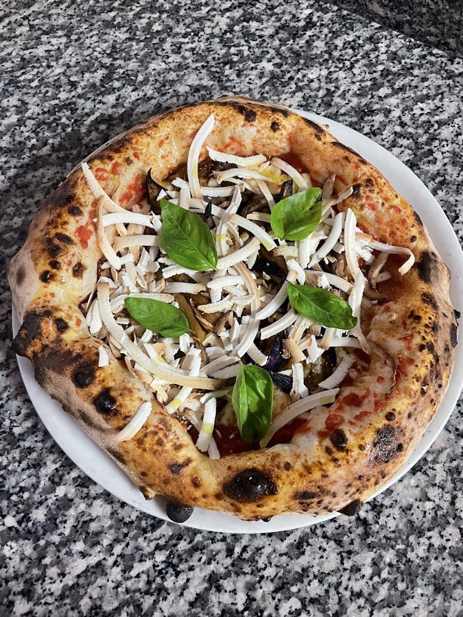 Pizza alla Norma con melanzane, ricotta salata e basilico